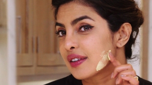     This homemade recipe is the secret of the softness of the skin of Priyanka Chopra .. Discover its secrets!