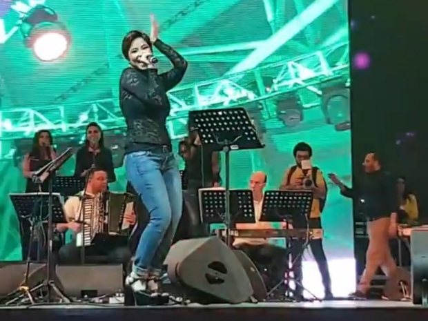 Sherine puts on her concert in Dubai with dance links on stage