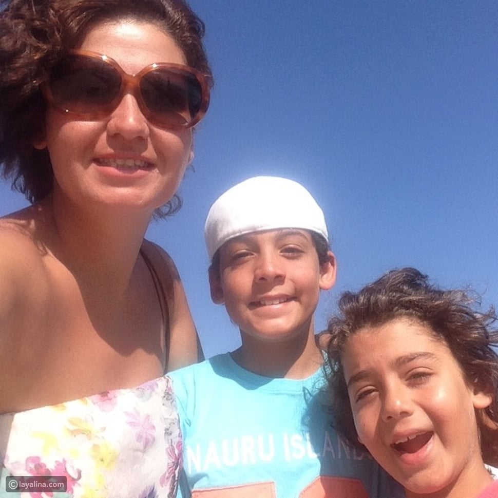 صور هنا شيحة تستمتع بالشاطئ مع أطفالها - ليالينا
