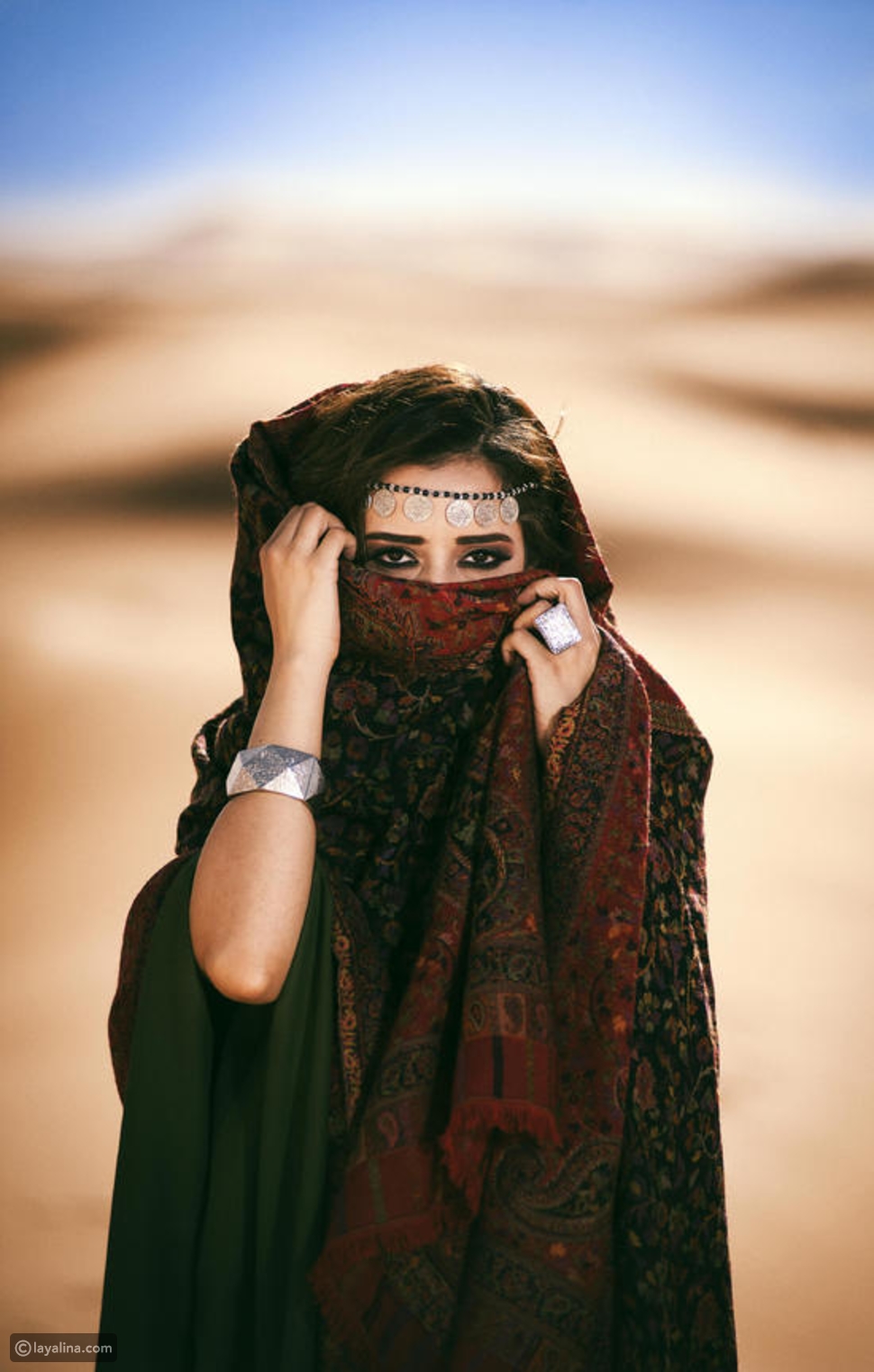Восточная женщина в пустыне